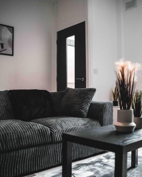 Comfortable Home In Bolton Farnworth Extérieur photo