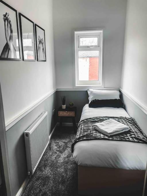 Comfortable Home In Bolton Farnworth Extérieur photo